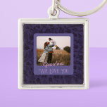 Chic Personlig Fototext Grandma Mamma Gift Fyrkantig Silverfärgad Nyckelring<br><div class="desc">Söker du ett unikt och personlig sätt att behålla nycklar tillsammans? Se bara våra "Chic Personlig Photo Text"-nyckelkedjor! Med förmågan att anpassa dina favoritfoton och favorittexter är den här nyckelkedjan perfekten för att visa din personlighet och behålla som nycklar har organiserat samtidigt. Oavsett om du vill visa ett favoritminne, ett...</div>