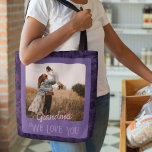 Chic Personlig Fototext Grandma Mamma Gift Tygkasse<br><div class="desc">Gör din vardagliga väska unik med vår Chic Personlig Fototext Tote Bag! Den här snyggten i väskan innehåller ett anpassade-foto och text på framsidan som visar ditt favoritminne eller din favoritdesign. Men det är inte allt - baksidan har också ett foto och en anpassade, så att du kan växla humör...</div>