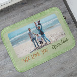 Chic Personlig Photo Text Grandma Gift-Grönt Badrumsmatta<br><div class="desc">Lägg till en liten personlighet i badrummet med vår Chic Personlig Fototextbadkar. Det här badmattan är ett perfekt som gör badrummet verkligt unikt, med anpassade på framsidan med foton och text. Utformningen av blommigten för vintage ger en vacker bakgrund för din anpassade bild och text, skapar den som en tankfull...</div>