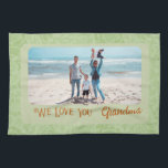 Chic Personlig Photo Text Grandma Gift-Grönt Kökshandduk<br><div class="desc">Lägg till en personlig i köket med vår Chic Personlig Photo Text Kitchen Towel. Den här handduken är en perfekt för att lägga till ett anpassade på framsidan med ditt foto och din text. Utformningen av blommigten för vintage ger en vacker bakgrund för din anpassade bild och text, skapar den...</div>