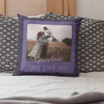 Chic Personlig Photo Text Grandparent Gift Kudde<br><div class="desc">Vår Chic Personlig Photo Text Dekorativ kudde är ett perfekt sätt att lägga till en personlig beröring på vilket utrymme som helst. Med ett anpassade på framsidan som innehåller ditt foto och din text och ett anpassade på baksidan med ett annat foto och annan text kan du växla upp stämningen...</div>