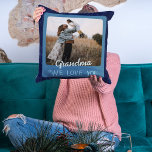 Chic Personlig Photo Text Grandparent Gift Kudde<br><div class="desc">Vår Chic Personlig Photo Text Dekorativ kudde är ett perfekt sätt att lägga till en personlig beröring på vilket utrymme som helst. Med ett anpassade på framsidan som innehåller ditt foto och din text och ett anpassade på baksidan med ett annat foto och annan text kan du växla upp stämningen...</div>