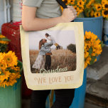 Chic Personlig Photo Text Grandparent Gift Tygkasse<br><div class="desc">Gör din vardagliga väska unik med vår Chic Personlig Fototext Tote Bag! Den här snyggten i väskan innehåller ett anpassade-foto och text på framsidan som visar ditt favoritminne eller din favoritdesign. Men det är inte allt - baksidan har också ett foto och en anpassade, så att du kan växla humör...</div>