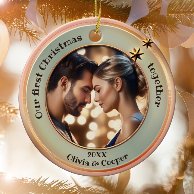 Chic Photo Ro Guld Första julen tillsammans Julgransprydnad Keramik (First Christmas together ornament featuring your photo on a green and rose gold design with stars)