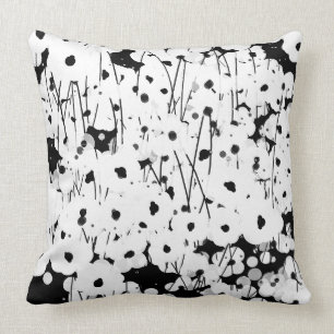 CHIC PILLOW_COOL, MODERN VITBLOMMIGT PÅ SVART KUDDE