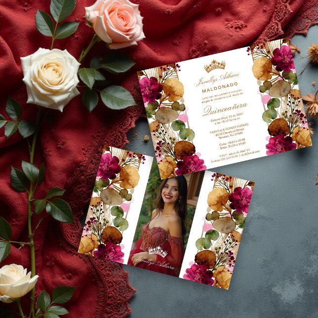 Chic Princess Tiara Floral Garland Quinceañera Inbjudningar (Chic Lovely Princess Tiara & Floral Garland in Spanish Quinceañera Invitation Card Design.)