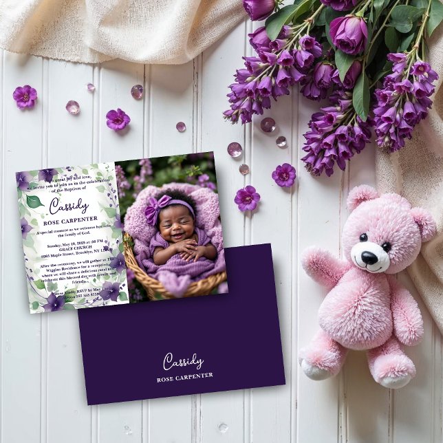 Chic Purple Garland Floral Photo Christening Baby Inbjudningar (Elegant Purple Garland Flowers on a White Background – Baby Christening Invitation Cards with Photo.)