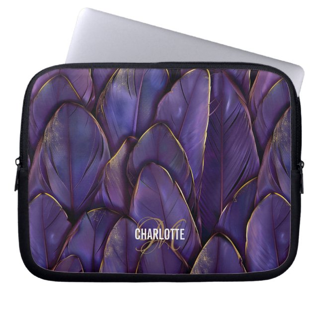 Chic purple gold feathers monogram name laptop fodral (Framsidan)
