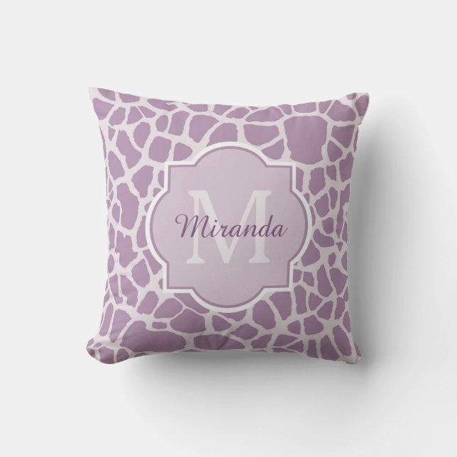 Chic purpurfärgat girafftryck med monogramen och kudde (Framsida)