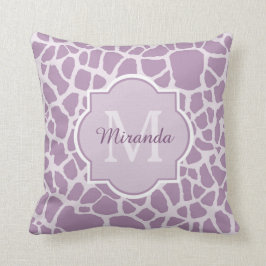 Chic purpurfärgat girafftryck med monogramen och kudde