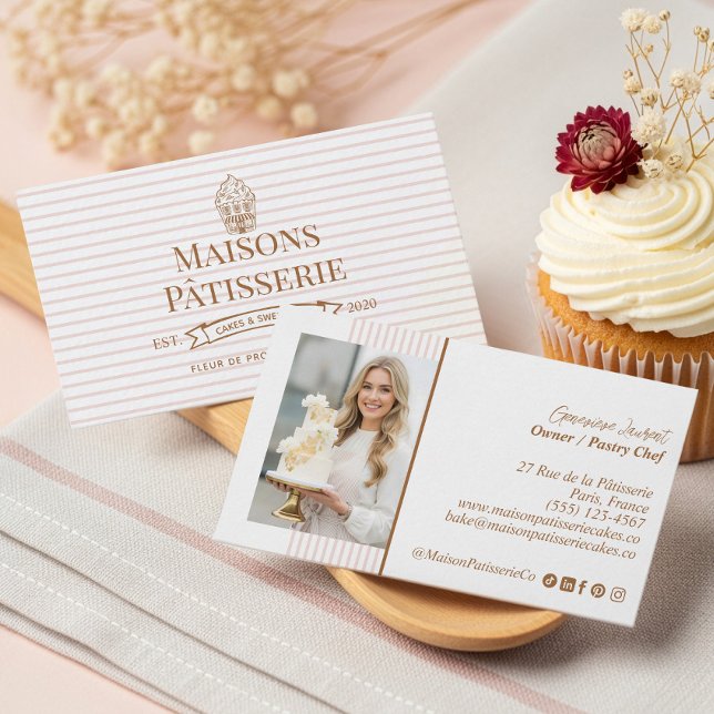 Chic Randig Blommig Cupcake Konditori Tårta Bageri Visitkort (Chic Stripe Floral Cupcake Pastry Cake Bakery Shop Business Card)
