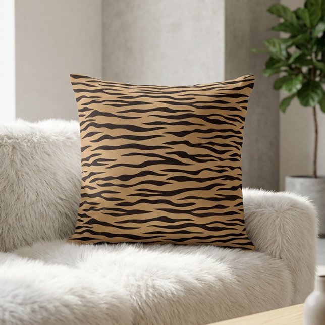 Chic randig tigertryck Safari Brun Svart Kudde (Chic Tiger Stripe Animal Print Safari Brown Black Throw Pillow)