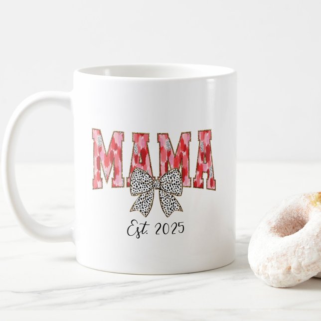 Chic Red and Rosa Coquette Bow Mamma Kaffemugg (Chic brushstroke “Mama” mug with glitter accents, a coquette bow, and custom “Est. [Your Year].”)
