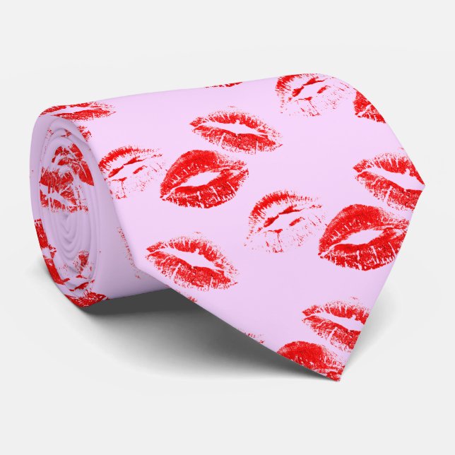Chic Red Lip Print Tie på lavender Background Slips (Rullad)
