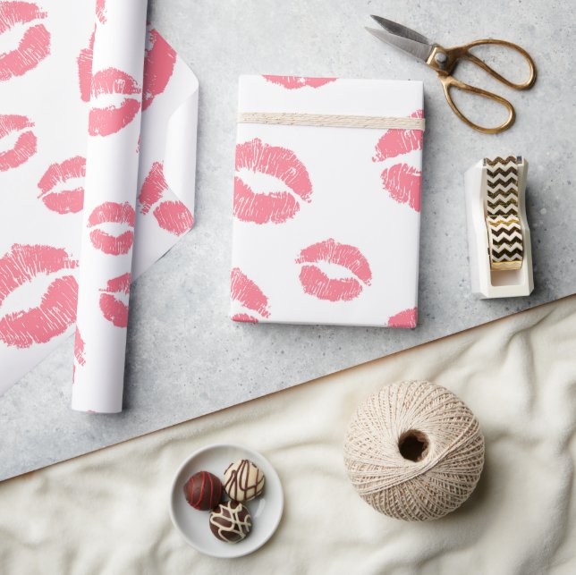 Chic Red Lipstick Kisses Valentine Day Presentpapper (Hantverk)