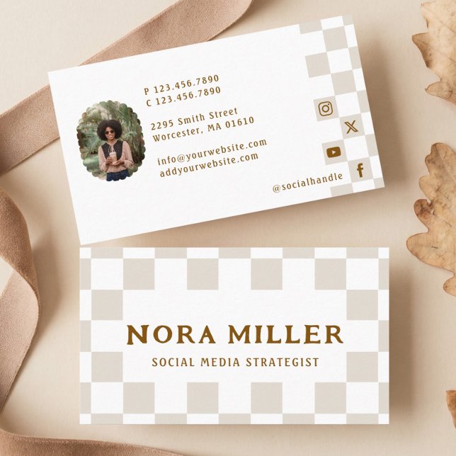 Chic Retro Checkered Pattern Content Creator Photo Visitkort (Chic Retro Checkered Pattern Content Creator Photo Business Card)