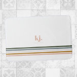 Chic Retro Rand Monogram Badrumsmatta<br><div class="desc">Ta med lite elegant, chic stil i badrummet med den här lyxbadmattan i monogrammet. Ett minimalistiskt monogrammönster med stor typografi initialer i ett klassiskt teckensnitt med ditt namn under och chic retro rainbow färgad rand. Lägg till anpassningsbarnas ordalydelse till den här designen genom att använda rutorna "Redigera den här designmallen"...</div>