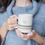 Chic Retro Rand Monogram Kaffemugg<br><div class="desc">Ett minimalistiskt monogrammönster med stor typografi initialer i ett klassiskt teckensnitt med ditt namn under och chic retro rainbow färgad rand. Lägg till anpassningsbarnas ordalydelse till den här designen genom att använda rutorna "Redigera den här designmallen" på objektets höger eller klicka på den blå "Anpassa den" för att ordna texten,...</div>