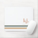 Chic Retro Rand Monogram Musmatta<br><div class="desc">Ett minimalistiskt monogrammönster med stor typografi initialer i ett klassiskt teckensnitt med ditt namn under och chic retro rainbow färgad rand. Personlig mus mattor är svaret på ett tråkigt skrivbord. Medarbetare, lärare och vänner kommer att kärlek vårt mus mattor. Se till att köpa en åt dig själv för att spola...</div>