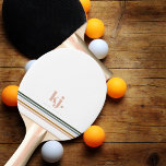 Chic Retro Rand Monogram Pingisracket<br><div class="desc">Våra personlig paddlar är idealiska gåvor till alla tillfälle. Ett minimalistiskt monogrammönster med stor typografi initialer i ett klassiskt teckensnitt med ditt namn under och chic retro rainbow färgad rand. Lägg till anpassningsbarnas ordalydelse till den här designen genom att använda rutorna "Redigera den här designmallen" på objektets höger eller klicka...</div>