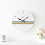 Chic Retro Rand Monogram Stor Klocka<br><div class="desc">Lägg till en snyggt och ett trendig till ditt hem eller kontor med chicens monogramklocka. Ett minimalistiskt monogrammönster med stor typografi initialer i ett klassiskt teckensnitt med ditt namn under och chic retro rainbow färgad rand. Lägg till anpassningsbarnas ordalydelse i den här designen genom att använda rutorna "Redigera den här...</div>