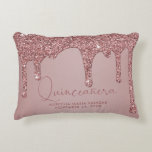Chic Ro Gnistra Glitter Drives Quinceanera Prydnadskudde<br><div class="desc">Girly Ro Gnistra Glitter driver Quinceañera Pillow med mode faux  rosa/ro Guld guld på glitter på chic med ditt eget namn och dina uppgifter. Underbar för krona-kudden eller skokudden. Perfekt för din lyxestetik! Kontakta oss på cedarandstring@gmail.com om du behöver hjälp med designen eller matchande produkter.</div>