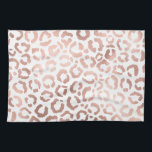 Chic Ro Guld Leopard Cheetah Animal Print Kökshandduk<br><div class="desc">Denna utformning av elegant och chic är en perfekt för modern mode. Den har en fingerad utskrift av ro guld-handtagen leopard/cheetah safari-djur på en helt vit bakgrund. Det är söt, söt och trendig! ***VIKTIG DESIGN-ANMÄRKNING: Om du vill ha en anpassad design-begäran, t.ex. matchande produktbegäranden, färg-ändringar, placeringsändringar eller någon annan ändringsbegäran,...</div>