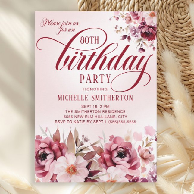 Chic Rosa Burgundy Blommigt Glam 80:e födelsedagen Inbjudningar (Elegant burgundy and pink watercolor floral 80th birthday party invitation)