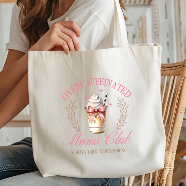 Chic Rosa Overcaffeinerad Mamma Klubb Coffee Tygkasse (Overcaffeinated Moms Club tote with “Always Tired, Never Boring”, bow, iced coffee, pink, gold.)