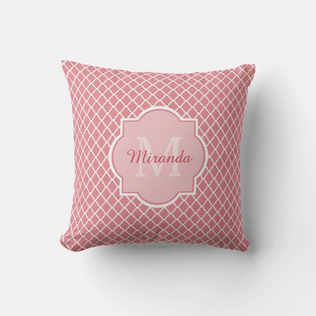 Chic Rosa Quatrefoil Monogram med Namn Kudde (Framsida)