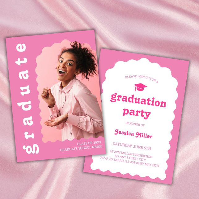 Chic Rosa Retro-teckensnitt Vågigt Arch Photo Stud Inbjudningar (graduation party invitation retro font class of 2024 chic pink wavy arch photo)