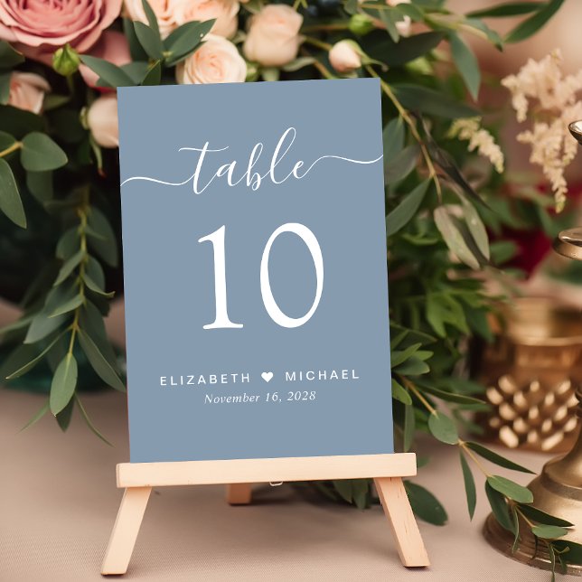 Chic Script Dusty Blue Wedding Reception Bordsnummer (Skapare uppladdad)