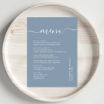 Chic Script Dusty Blue Wedding Reception Meny<br><div class="desc">Chicens dammiga blå bröllopsmiddagsmeny med "meny" i ett snyggt vitt kalligrafiskript med dekorationer,  din anpassade meny i enkel modern vit typografi,  ditt första namn gått med av ett hjärta och ditt mottagningsdatum.</div>