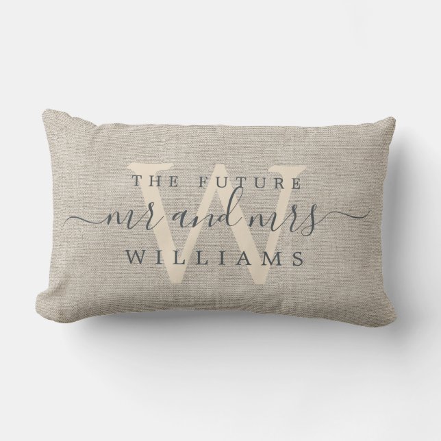 Chic Script Future Mr Mrs Monogram Beige Linne Lumbarkudde (Framsida)