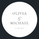Chic Script-minimalistisk Bröllop Runt Klistermärke<br><div class="desc">Lägg till en personlig och elegant-beröring till dina bröllopsfavoriter, kuvert eller emballage med den här minimalistiska rundklistermärket med ditt eget namn i ett snyggt skript-teckensnitt. Designat för att komplettera ett modernt och tidlöst bröllop-tema, är det här klassiska svartvita designparet vackert med vilken del som helst av firande. Perfekt för försegling...</div>