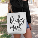 Chic Script Personlig Bridesmaid Tygkasse<br><div class="desc">Ge dina brudar med den här toppen söta personligen tote bags! Trendig och modern svartvit design har "brudesmaid in black handskriftlig script typography. Anpassa enkelt till namn i ditt brudgumm med hjälp av den fält-mall som finns.</div>