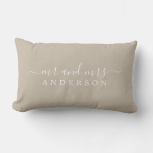 Chic Script Shiitake Grått Newlyked Monogram Lumbarkudde