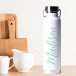 Chic Seafoam Grönt Namn Handskriftlig Anpassningsb<br><div class="desc">En chic grönt personlig monogram vattenflaska för en flicka eller kille som kärlek enkla,  handskrivna gåvor. Vackert kursivt skript nedåt på flaska och stava ut ditt namn.</div>
