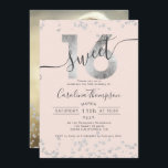 Chic silver folie konetti  Sweet 16-foto Inbjudningar<br><div class="desc">En modern,  chic och elegant chic silver,  söt 16 födelsedagsfest inbjudan med en modern 16-typografi med silver-folie-gnistor glitter på en redigerbar glitter -rosa. Lägg till fotot på baksidan eller lämna en rosa bakgrund. Perfekt för prinsessans tema Sweet 16!</div>