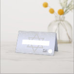 Chic silver glitter, manuslavender Bat mitzvah Placeringskort<br><div class="desc">Lägg till lite elegans till ditt Bat mitzvah firande med de här platskorten för personlig. De här tält-stil-korten har en lysande bakgrund i silver och en David-stjärna. De hjälper gästerna att ta sig till bord samtidigt som de kompletterar din evenemangsdekorator. Den eleganta designen säkerställer en sofistikerad och festlig atmosfär för...</div>