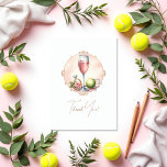 Chic Social Klubb Tennis Bachelorette Photo Tack Kort<br><div class="desc">Visa tacksamhet med det här tackkortet Social Klubb Chic i elegant, med tennis-inspirerade motiv, ett glas av rosa champagne och blommigtens accenter. Perfekt för bachelorette helg, möhippor eller något sportiskt firande kombinerar detta kort sofistikering med en lekfull beröring. Ladda upp ditt favoritfoto och anpassa meddelandet så att det blir unikt...</div>