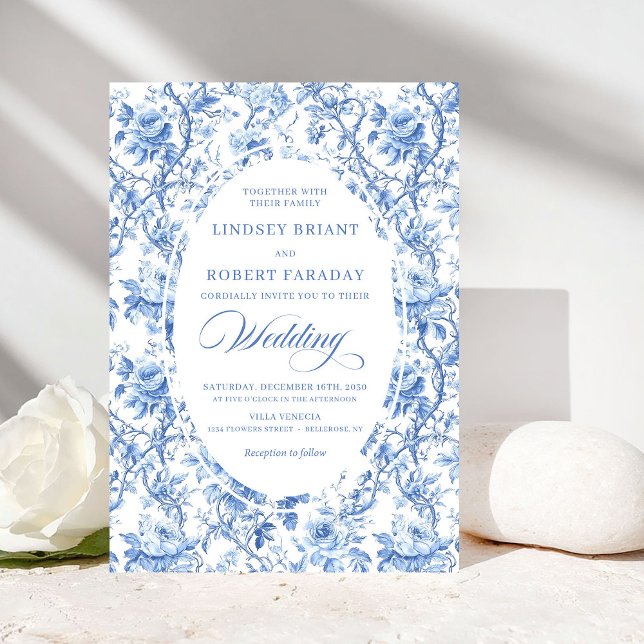 Chic Sophisticated Navy Toile Rose Classic Wedding Inbjudningar (Sophisticated Navy Toile Rose Classic Wedding Invitation)