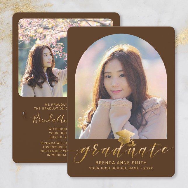 Chic Studenten 2 Photo Guld Cap-skript på Brown Meddelande (Brown with Gold Script Arch Frame Photo Graduation Announcement)