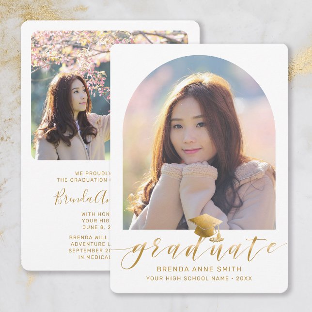 Chic Studenten 2 Photo Guld Cap-skript på vitt Meddelande (White with Gold Script Arch Frame Photo Graduation Announcement)