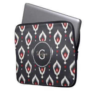 Chic svart och röd ikat tribal mönster monogram laptop sleeve