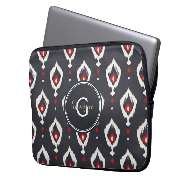 Chic svart och röd ikat tribal mönster monogram laptop sleeve (Framsidan Vänster)