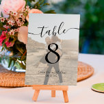 Chic svartvita skript namn foton bröllop bordsnummer<br><div class="desc">Elegant svartvit skript namn-diagram bröllop,  med ett vitt övertäckningsfoto,  och lägg till ditt foto på baksidan för en behålla i bröllop.</div>