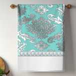 Chic Teal Blue Damask Kitchen Towers Kökshandduk<br><div class="desc">Elegant tealblåaktiga dammhanddukar för köket. De här elegant chic-tealblåa dammhandduvorna är perfekt för vardagen och gör en underbar gåva till henne!</div>