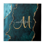 Chic Teal Guld Glitter Agate Anpassningsbar Monogr Kakelplatta<br><div class="desc">Den här dekorativa personligen i elegant har chic teal agate accated med Faux guld glitter. Anpassa ditt inledande mongram i handskrivna skript med ditt namn ovan. En unik gigantisk gåva till födelsedag, helgdagar och alla speciella tillfällen. Designad bara för dig av Extreme Tees!</div>