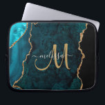 Chic Teal Guld Glitter Agate Anpassningsbar Monogr Laptop Fodral<br><div class="desc">Lägg till ett pekfinger av glitter och glam i din bärbara dator med anpassningsbarna laptop sleeve med en teal-agate-bakgrund accentuerad med faux guld glitter. Anpassa din monogramsinitiala manusatrografi med handskrivna manusbokstäver med ditt namn ovan. Designad bara för dig av Extreme Tees!</div>